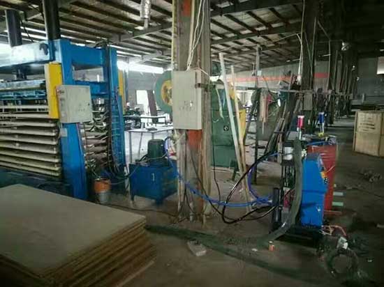 防盜門(mén)門(mén)板填充材料 防盜門(mén)聚氨酯填充噴涂機(jī)(圖1) 防盜門(mén)門(mén)板填充材料 防盜門(mén)聚氨酯填充噴涂機(jī)